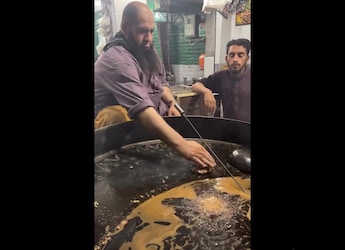 Street Vendor Makes Omelette With Bare Hands And Meat Mix, Internet Feels Disgusted