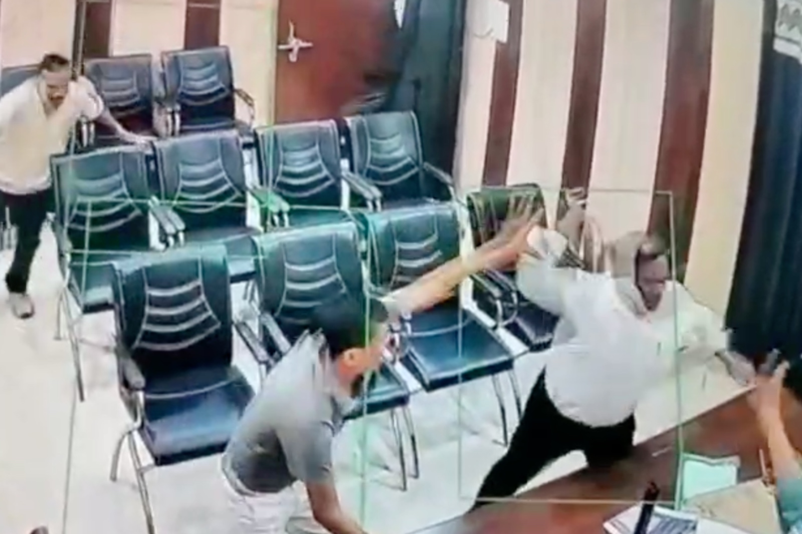 बीएसए को उनके ही दफ्तर में उनके ही विभाग के टीचर ने बेल्ट से पीटा, जानिए क्यों! 