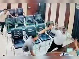 बीएसए को उनके ही दफ्तर में उनके ही विभाग के टीचर ने बेल्ट से पीटा, जानिए क्यों!  बीएसए को उनके ही दफ्तर में उनके ही विभाग के टीचर ने बेल्ट से पीटा, जानिए क्यों!