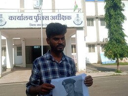 मजदूरी करके पति ने पढ़ाया, पुलिस विभाग में नौकरी लगते ही पत्नी बनी बेवफा, SP से की शिकायत