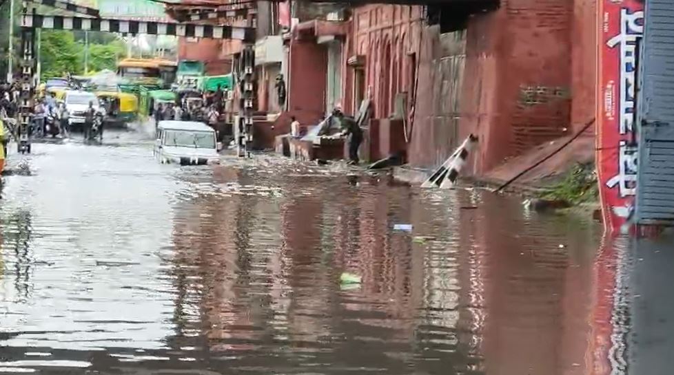 आगरा में झमाझम बारिश के बाद जलभराव, यमुना किनारा रोड पर बाढ़ जैसे हालात, नगर निगम की खुली पोल