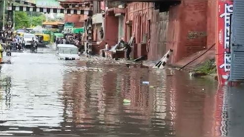 आगरा में झमाझम बारिश के बाद जलभराव, यमुना किनारा रोड पर बाढ़ जैसे हालात, नगर निगम की खुली पोल