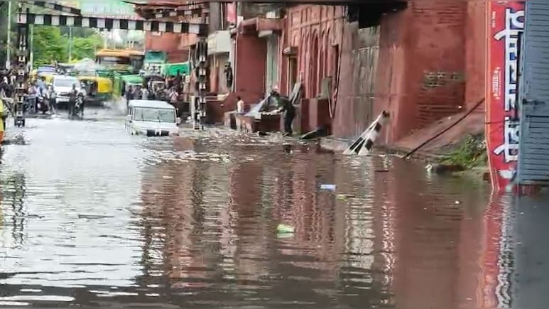 आगरा में झमाझम बारिश के बाद जलभराव, यमुना किनारा रोड पर बाढ़ जैसे हालात, नगर निगम की खुली पोल आगरा में झमाझम बारिश के बाद जलभराव, यमुना किनारा रोड पर बाढ़ जैसे हालात, नगर निगम की खुली पोल
