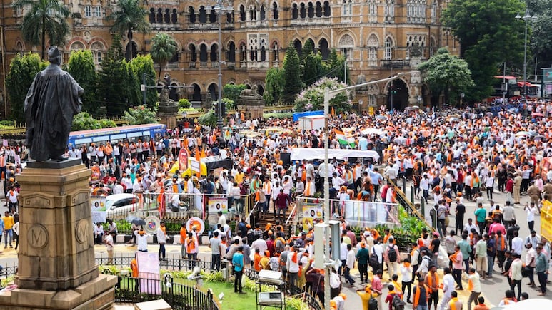 Mumbai Maratha Reservation Protest:  CSMT स्टेशनसह दक्षिण मुंबईतून आंदोलकांना काढा, हायकोर्टाचे निर्देश