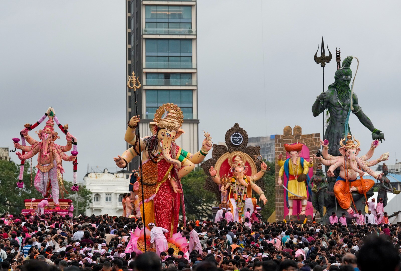 Amid Rain, Devotees Gather At Mumbai Seafront To Bid Adieu To Lalbaugcha Raja