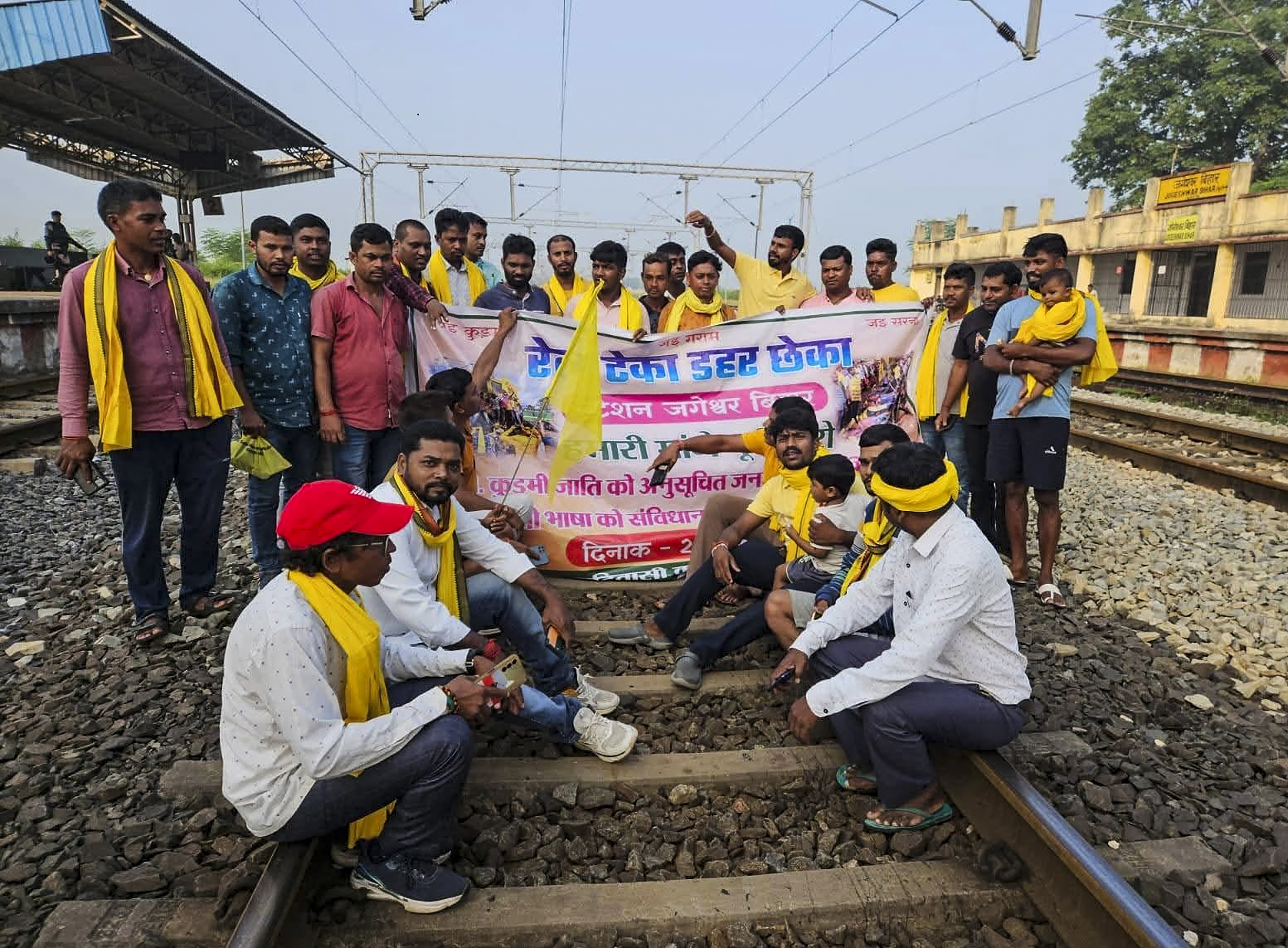 झारखंड में कुड़मी समुदाय का रेल रोको आंदोलन, 100 से अधिक ट्रेन प्रभावित