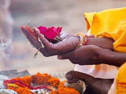 Pitru Paksha 2025: पितृ दोषापासून मुक्ती मिळवायची आहे?  करा  'हे' 7 सोपे उपाय Pitru Paksha 2025: पितृ दोषापासून मुक्ती मिळवायची आहे?  करा  'हे' 7 सोपे उपाय
