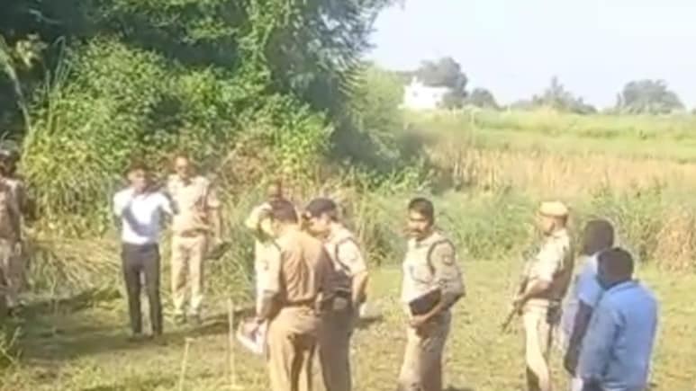 बदन से 50 मीटर दूर पड़ा था कटा सिर, गोरखपुर में महिला के मर्डर से हड़कंप, 'ड्रोन चोरों' पर शक बदन से 50 मीटर दूर पड़ा था कटा सिर, गोरखपुर में महिला के मर्डर से हड़कंप, 'ड्रोन चोरों' पर शक