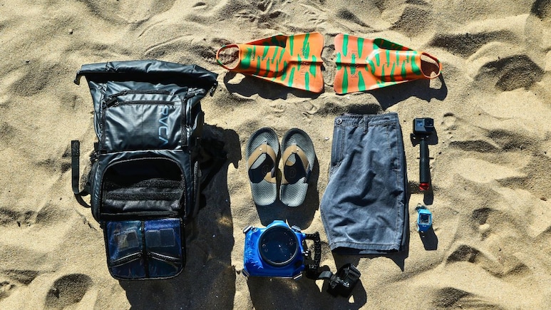 12 Clever Beach Hacks To Keep Sand Out Of Your Bag And Food