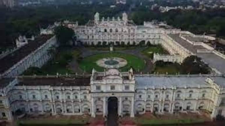 40,000 करोड़ का 'शाही' विवाद: सिंधिया परिवार की 15 साल पुरानी कानूनी लड़ाई में पेंच क्या है? 40,000 करोड़ का 'शाही' विवाद: सिंधिया परिवार की 15 साल पुरानी कानूनी लड़ाई में पेंच क्या है?