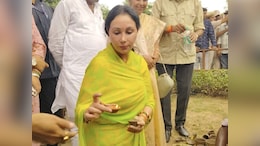 दौसा: आभानेरी फेस्टिवल में पहुंची डिप्टी सीएम दिया कुमारी, स्वदेशी अपनाने का संदेश देते हुए बनाया मिट्टी का दीपक