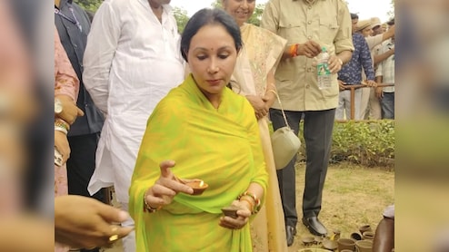 दौसा: आभानेरी फेस्टिवल में पहुंची डिप्टी सीएम दिया कुमारी, स्वदेशी अपनाने का संदेश देते हुए बनाया मिट्टी का दीपक