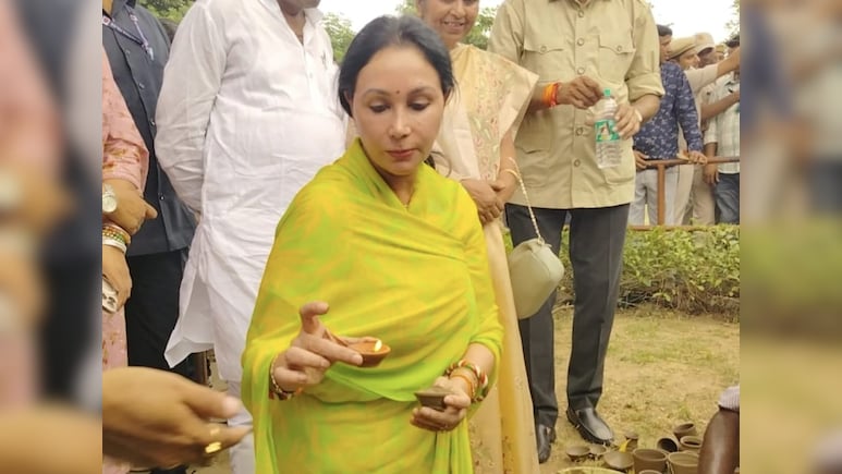 दौसा: आभानेरी फेस्टिवल में पहुंची डिप्टी सीएम दिया कुमारी, स्वदेशी अपनाने का संदेश देते हुए बनाया मिट्टी का दीपक