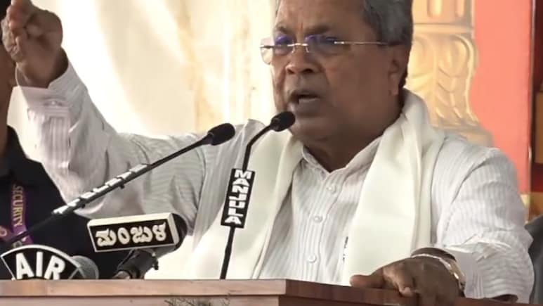 Siddaramaiah Sets 30-Day Deadline For Officials To Fill Potholes In Bengaluru
