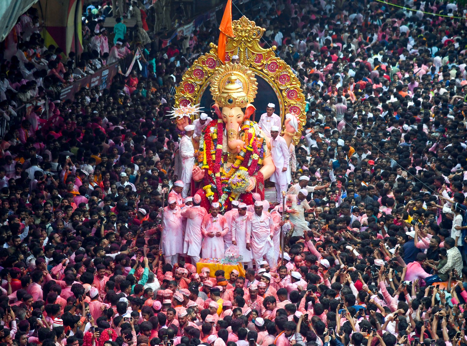विसर्जन के लिए निकली लालबाग के राजा की प्रतिमा, 24 घंटे चलती है भव्य यात्रा; देखें तस्वीरें