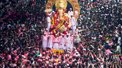 Lalbaugcha Raja Visarjan: अपने लाल बाग के राजा को विदा कर रही मुंबई, देखिए तस्वीरें