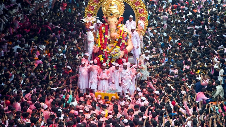 Lalbaugcha Raja Visarjan: अपने लाल बाग के राजा को विदा कर रही मुंबई, देखिए तस्वीरें