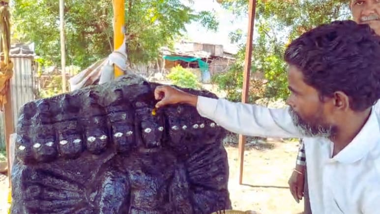 Akola News : गाव एकत्र येतं, दसऱ्याला होते रावणाची महापुजा; ही मूर्ती गावात कशी आली, 350 वर्षे जुनी आख्यायिका!