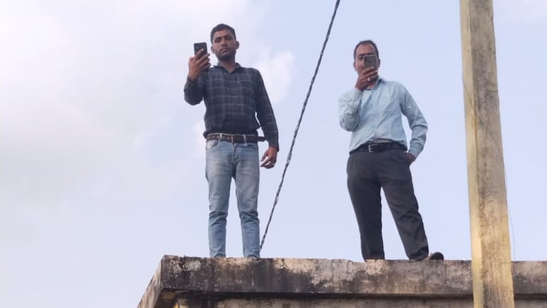 MP News: स्कूल आते ही छत पर जाना पड़ रहा, ई-अटेंडेंस से शिक्षक परेशान, आधे से भी कम आ रहा वेतन, जानें मामला