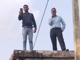 MP News: स्कूल आते ही छत पर जाना पड़ रहा, ई-अटेंडेंस से शिक्षक परेशान, आधे से भी कम आ रहा वेतन, जानें मामला MP News: स्कूल आते ही छत पर जाना पड़ रहा, ई-अटेंडेंस से शिक्षक परेशान, आधे से भी कम आ रहा वेतन, जानें मामला