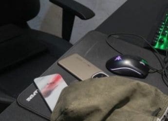 लाईव्ह इमेजमधून iQOO 15 चं डिझाईन झालं लीक; डिस्प्ले डिटेल्सची देखील पुष्टी