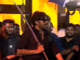 पवन कल्याण ने लहराई तलवार, बाल-बाल बचे बॉडीगार्ड, देखें वीडियो