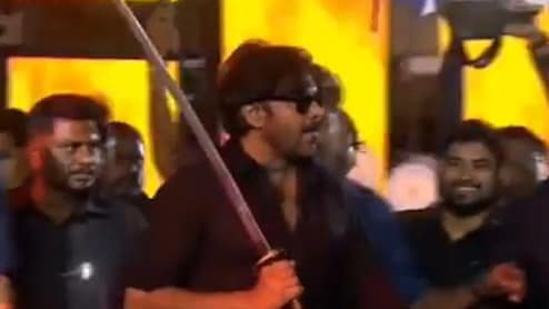 पवन कल्याण ने लहराई तलवार, बाल-बाल बचे बॉडीगार्ड, देखें वीडियो
