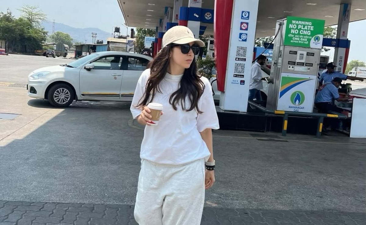 Coffee: करिश्मा कपूर खुद को फ्रेश पील कराने के लिए कॉफी पीना पसंद करती हैं. Coffee: करिश्मा कपूर खुद को फ्रेश पील कराने के लिए कॉफी पीना पसंद करती हैं.