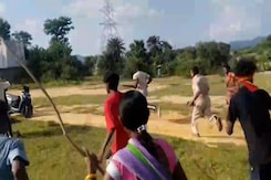 Police Team Beaten Up With Sticks By Villagers In Bihar's Jamui Police Team Beaten Up With Sticks By Villagers In Bihar's Jamui