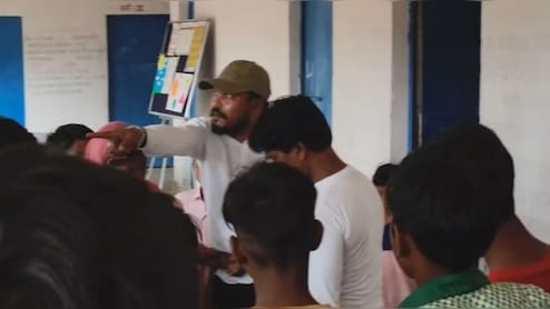 झारखंड: युवक ने स्कूल में घुस शिक्षिका से की बदसलूकी, लोगों के रोकने पर भी नहीं रुका