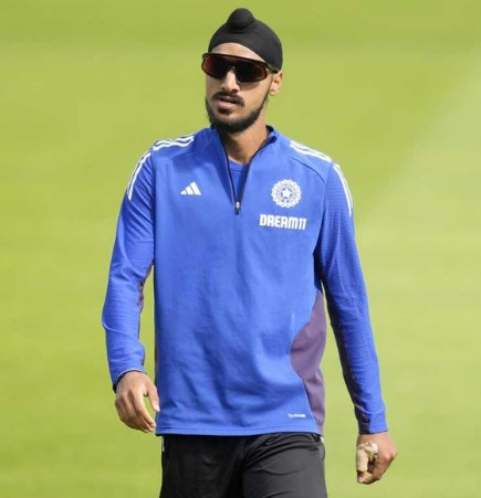 IND vs UAE: 'निश्चित रूप से कोई निजी खुंदक...', अर्शदीप हुए XI से बाहर, तो फैंस इस शख्स पर बुरी तरह बरसे