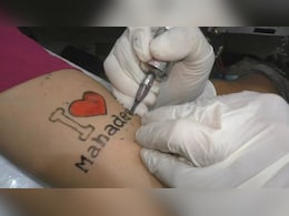 महिलाओं ने बनवाया 'आई लव महादेव' का टैटू, दुकानदार भी दे रहे 50% की छूट महिलाओं ने बनवाया 'आई लव महादेव' का टैटू, दुकानदार भी दे रहे 50% की छूट