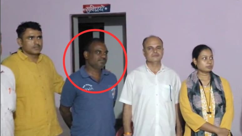 ACB Action: पटवारी ने की 10000 रुपये घूस की डील, रिश्वत लेकर लौटाए 500 रुपये... फिर पकड़ा गया रंगे हाथ ACB Action: पटवारी ने की 10000 रुपये घूस की डील, रिश्वत लेकर लौटाए 500 रुपये... फिर पकड़ा गया रंगे हाथ