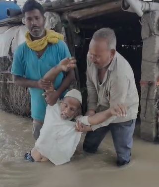 बाढ़ के बीच खेत में रहने पर अड़े बूढ़े किसान, जबरन खींचकर ले जाना पड़ा, समझिए किसान का दर्द