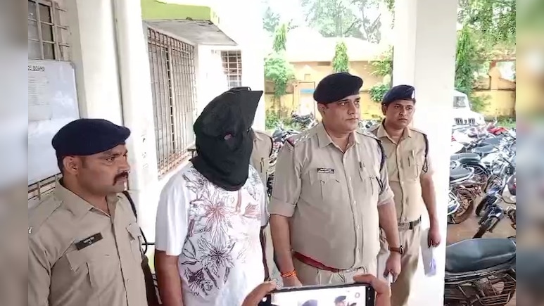 नई लक्जरी कार से करोड़ों की चरस तस्करी, शिवपुरी में आरोपी गिरफ्तार; नेपाल से लेकर जयपुर तक कनेक्शन नई लक्जरी कार से करोड़ों की चरस तस्करी, शिवपुरी में आरोपी गिरफ्तार; नेपाल से लेकर जयपुर तक कनेक्शन