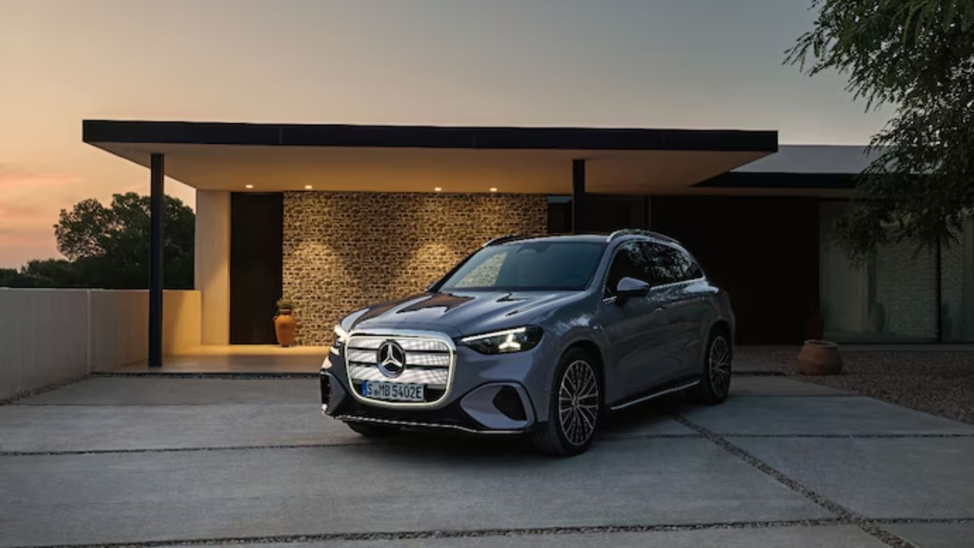 Mercedes-Benz ने 39 इंच की हायपरस्क्रीन के साथ लॉन्च की इलेक्ट्रिक SUV GLC EV, जानें रेंज, स्पेसिफिकेशंस
