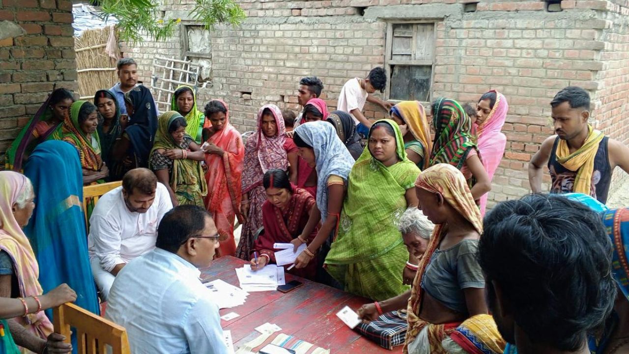 बिहार की तरह कहीं UP में भी ना हो जाए 'खेला'? SIR से घबराए सपा-कांग्रेस ने बनाई खास रणनीति