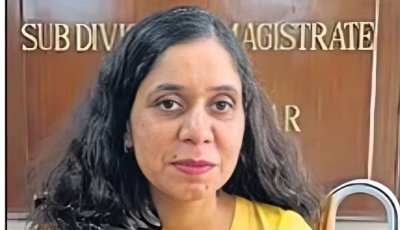 कमजोर नजर लेकिन मजबूत इरादे, आयुषी बनीं IAS, KBC में जीते 25 लाख, आंखे नम कर देगी इनकी Success Story