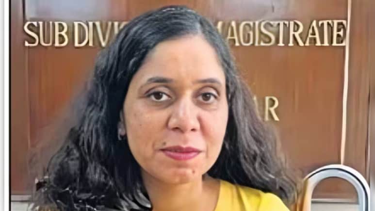 कमजोर नजर लेकिन मजबूत इरादे, आयुषी बनीं IAS, KBC में जीते 25 लाख, आंखे नम कर देगी इनकी Success Story