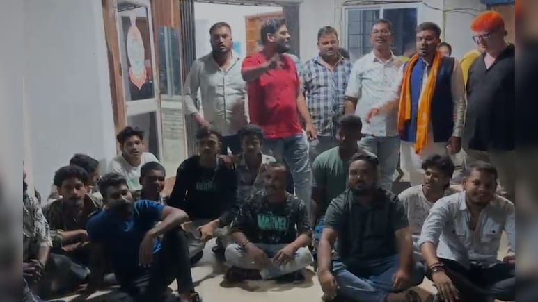 केंद्रीय गृहमंत्री के Video से छेड़छाड़, देर रात जमकर हुआ बवाल, सांसद भी थाना पहुंचे केंद्रीय गृहमंत्री के Video से छेड़छाड़, देर रात जमकर हुआ बवाल, सांसद भी थाना पहुंचे