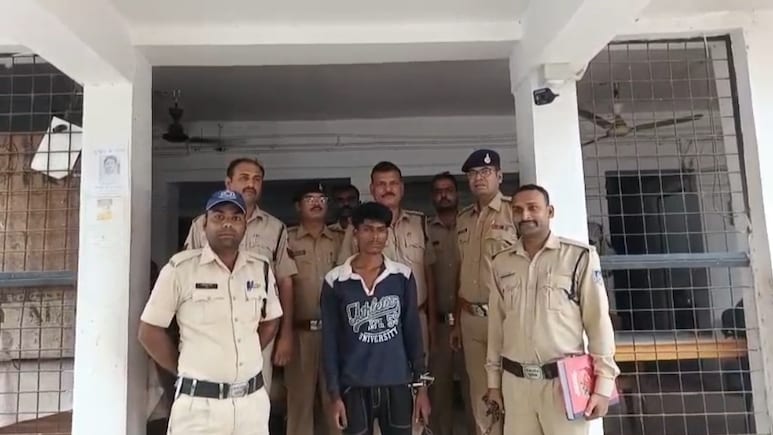 Maihar Rape-Murder Case: भतीजे ने मौसी को बेहोश कर पहले किया दुष्कर्म, फिर गला घोंटकर कर दी हत्या और बक्से में डालकर हो गया फरार Maihar Rape-Murder Case: भतीजे ने मौसी को बेहोश कर पहले किया दुष्कर्म, फिर गला घोंटकर कर दी हत्या और बक्से में डालकर हो गया फरार
