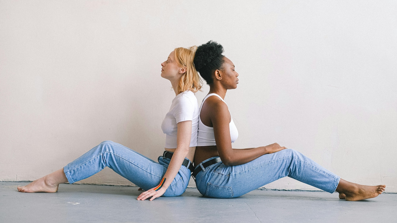 Jeans with pockets help carry the whole world wherever we go