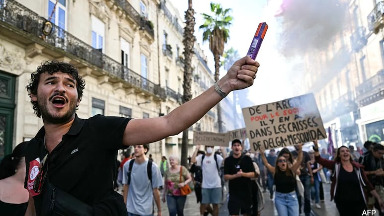 France Protest : नेपाळपाठोपाठ फ्रान्समध्येही जनआंदोलनाचा भडका; 'Block Everything' ने वाढवली मॅक्रॉनची डोकेदुखी