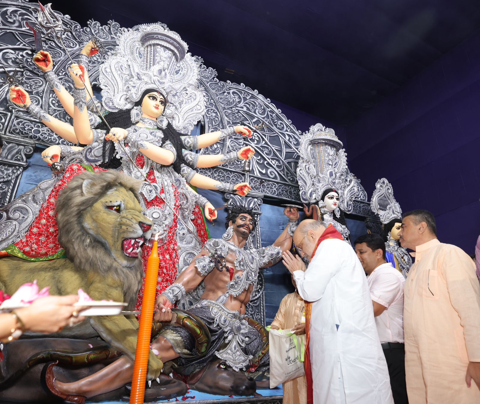 अमित शाह ने कोलकाता के संतोष मित्रा स्क्वायर दुर्गा पूजा पंडाल का उद्घाटन किया