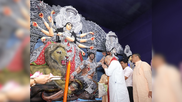 अमित शाह ने कोलकाता के संतोष मित्रा स्क्वायर दुर्गा पूजा पंडाल का उद्घाटन किया