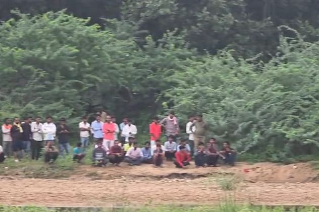 युवक के इंतजार में बैठे परिजन और ग्रामीण युवक के इंतजार में बैठे परिजन और ग्रामीण