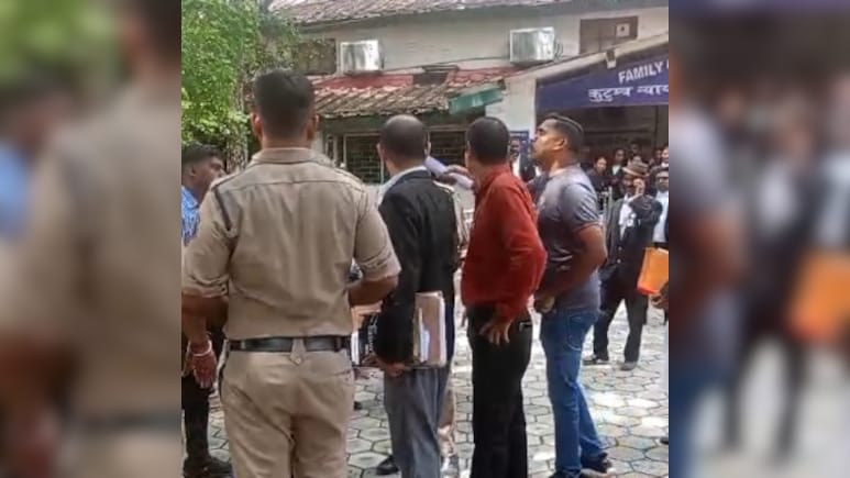 कुटुम्ब न्यायालय से थाने तक विवाद! सिपाही और हवलदार हुए आमने-सामने, कोर्ट में मारपीट से मचा हंगामा कुटुम्ब न्यायालय से थाने तक विवाद! सिपाही और हवलदार हुए आमने-सामने, कोर्ट में मारपीट से मचा हंगामा
