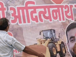 लखनऊ में इस शख्स ने क्यों चूमा CM योगी और बुलडोजर वाला पोस्टर, पूरा मामला आखिर है क्या लखनऊ में इस शख्स ने क्यों चूमा CM योगी और बुलडोजर वाला पोस्टर, पूरा मामला आखिर है क्या
