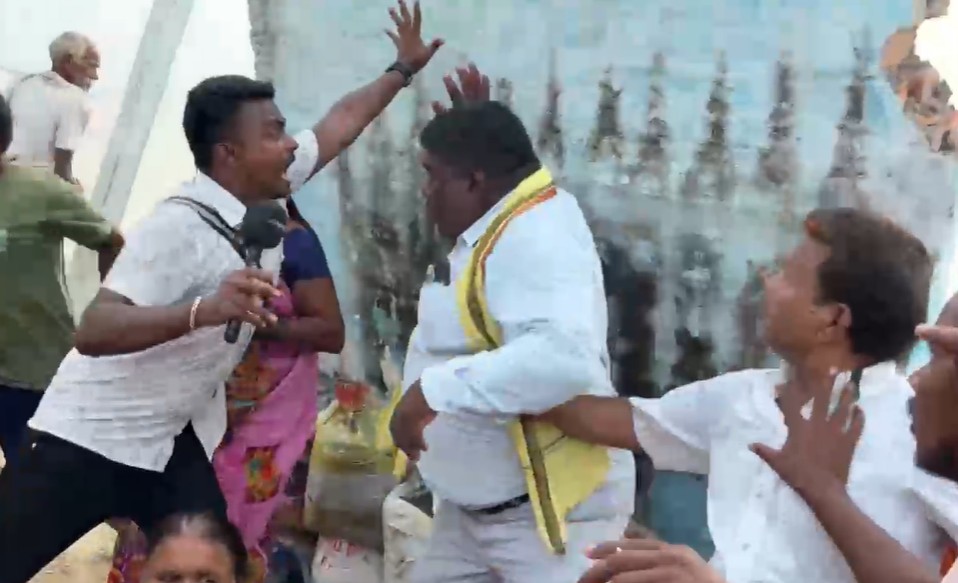 यूट्यूबर पूछ रहा था सवाल, तभी सिर पर आ गिरी दीवार... कैमरे में कैद हुई घटना, एक महिला की मौत