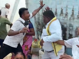 यूट्यूबर पूछ रहा था सवाल, तभी सिर पर आ गिरी दीवार... कैमरे में कैद हुई घटना, एक महिला की मौत यूट्यूबर पूछ रहा था सवाल, तभी सिर पर आ गिरी दीवार... कैमरे में कैद हुई घटना, एक महिला की मौत
